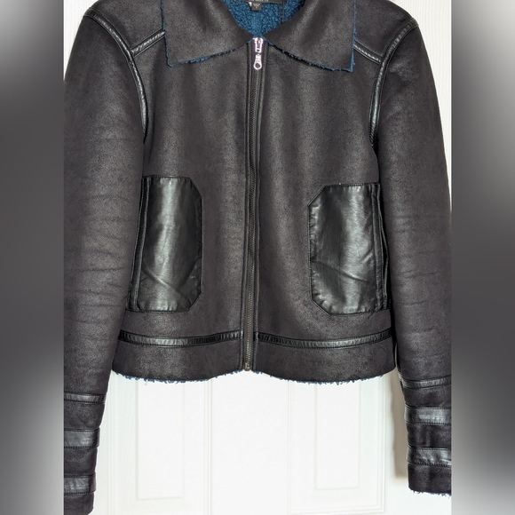NWOT Guess UNISEX (Size S)  Faux-Leather Black Bomber Jacket With Sherpa Lining - Picture 6 of 16